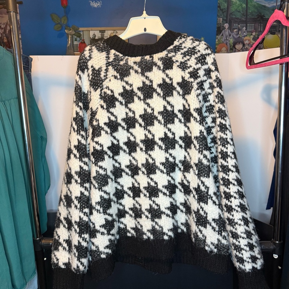 Torrid size 4 (26) Black and White Houndstooth Button Down Cardigan - Picture 8 of 8